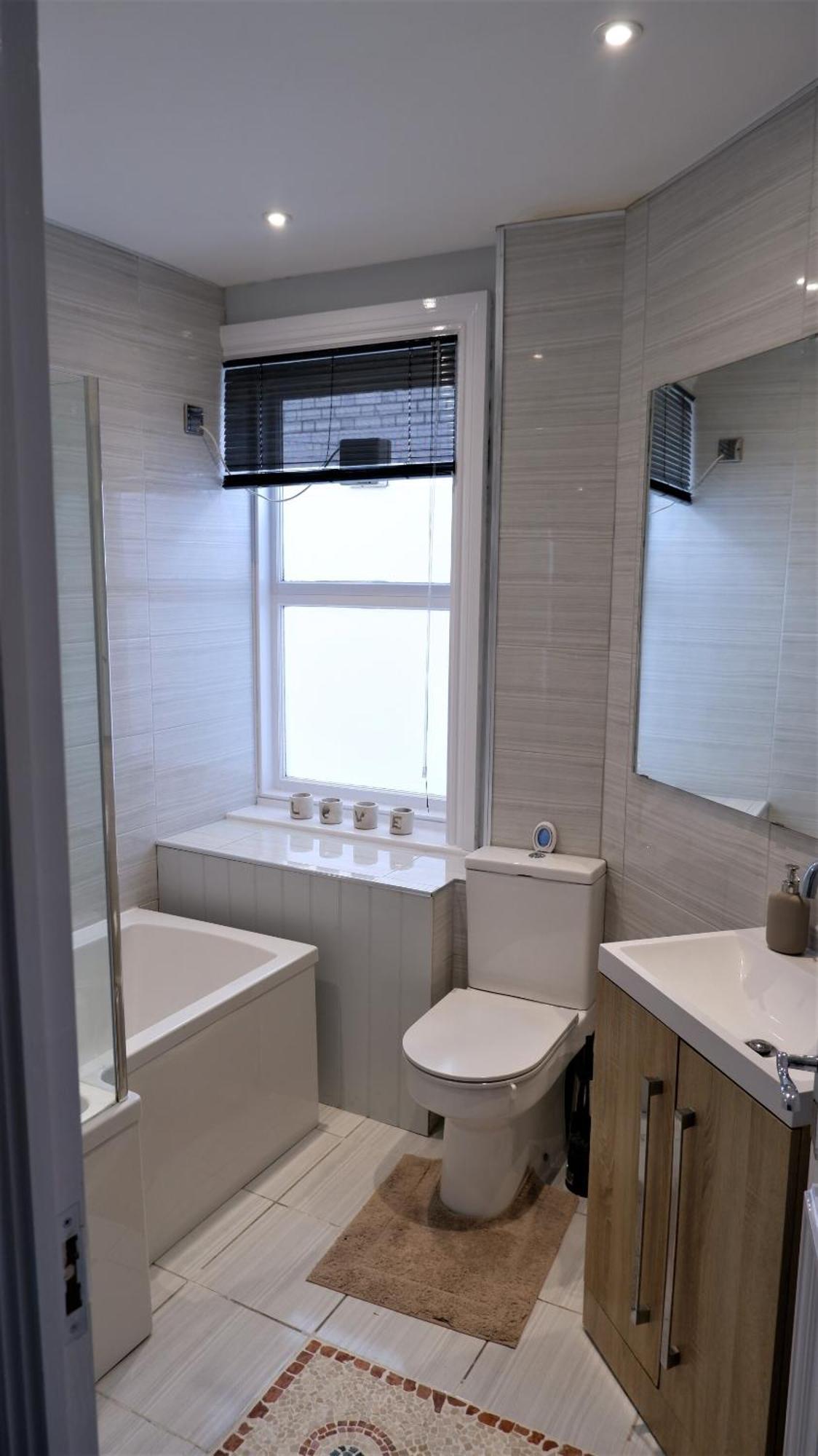 Ideal Location! Flat In Heart Of The